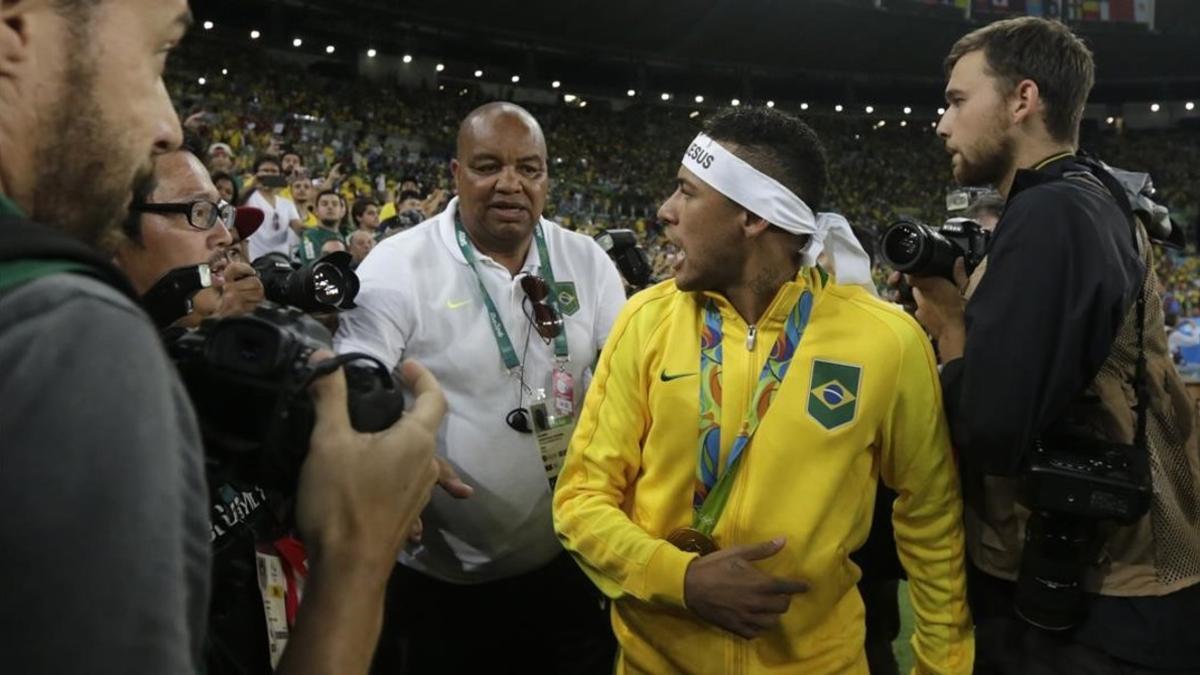 El delantero de Brasil, Neymar Jr., se encaró con un aficionado durante la celebración de la medalla de oro de los Juegos Olímpicos.
