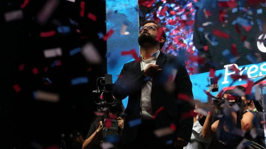 El president electe xilè Gabriel Boric celebra la victòria electoral davant una multitud