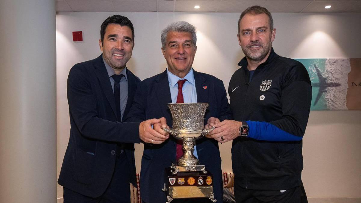 Flick, Deco y Laporta posan con la Supercopa