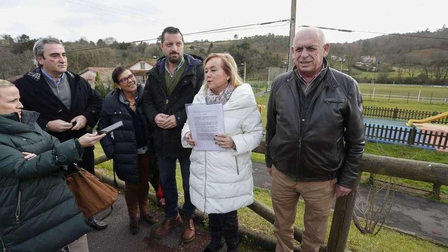 Por la izquierda, los diputados regionales Carlos Suárez y Carmen Pérez; Eloy Alonso, Mercedes Fernández y José Antonio Fernández, ayer, en Pillarno.