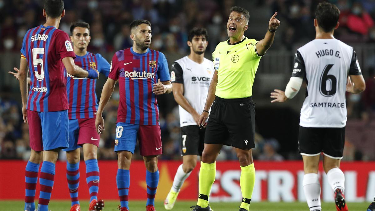 Protestas a Gil Manzano durante el Barça-Valencia