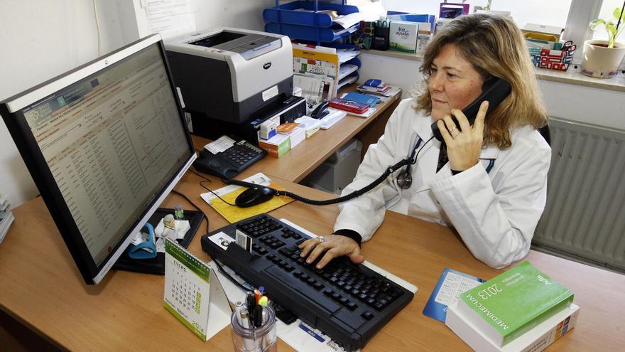 Una doctora de Salvaterra de Miño en atención telefónica.