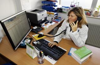 Los gallegos quieren ver al médico: las citas telefónicas caen al 24%