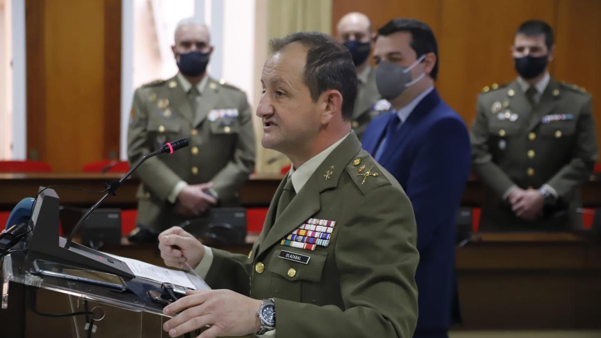 El general Olazábal habla en presencia del alcalde, José María Bellido, en la presentación de los actos.