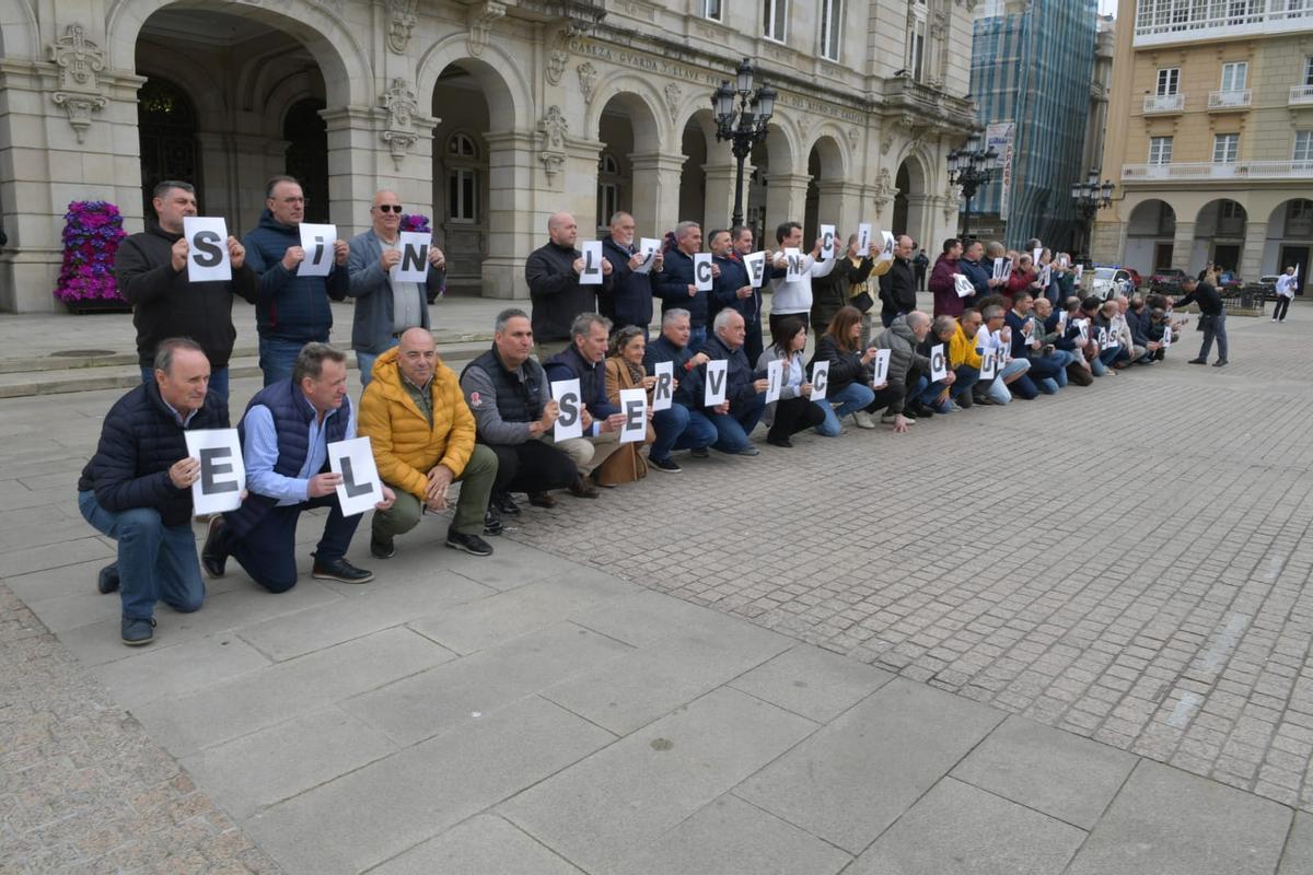 Concentración de taxistas frente al Palacio Municipal de María Pita.