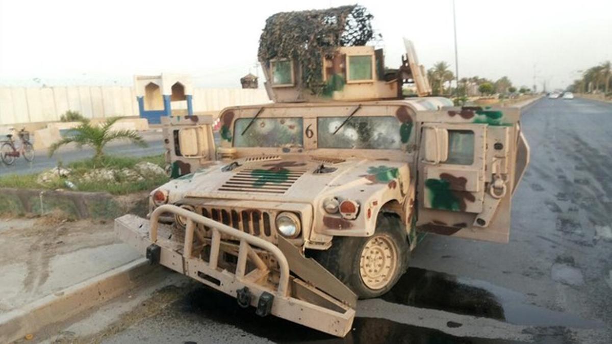 Un vehículo de las fuerzas iraquís abandonado tras ser atacado por milicianos del ISIL en Tikrit, este miércoles.