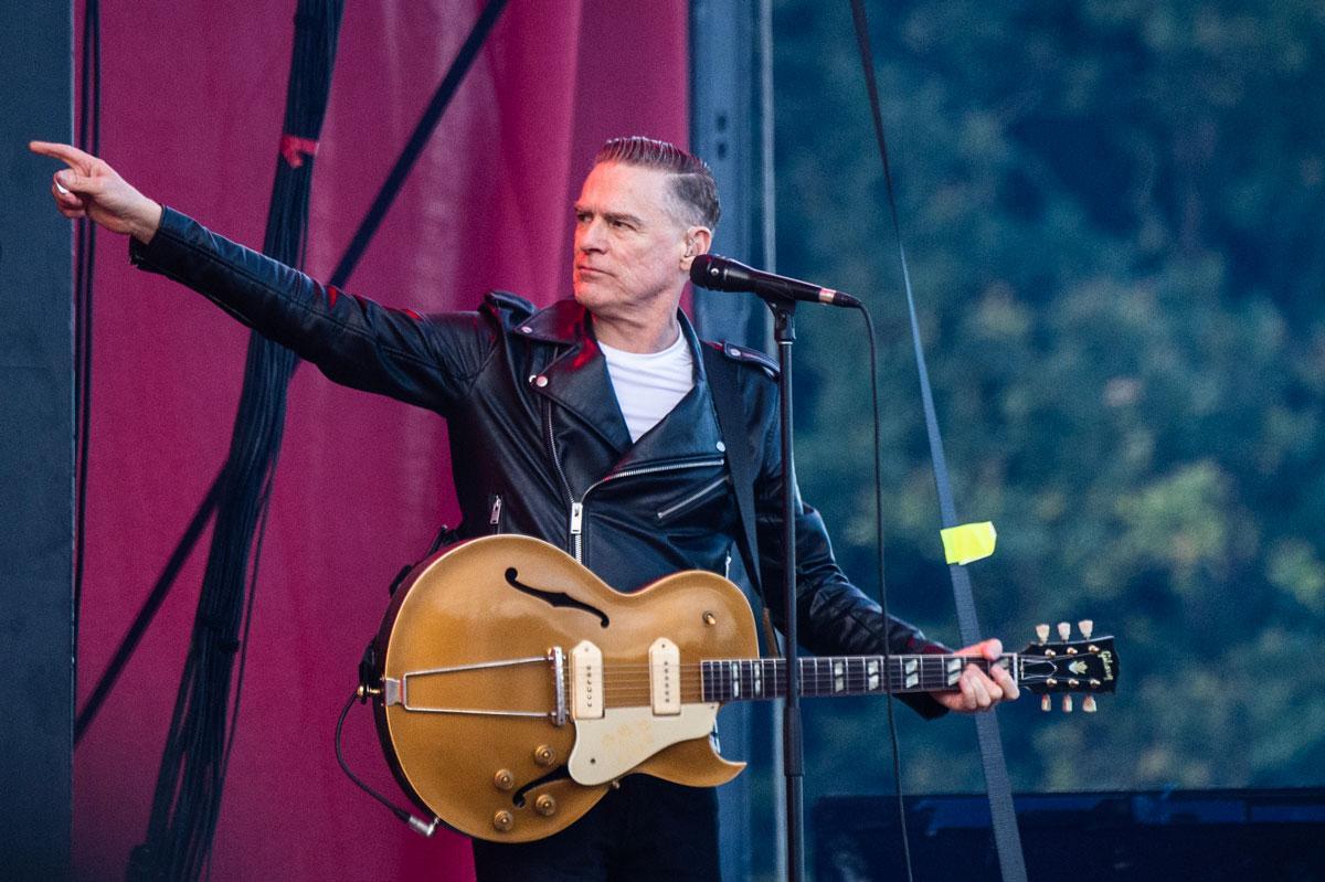 Bryan Adams durante un concierto.