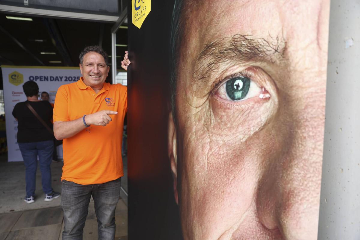 Eusebio posa junto a la figura de Cruyff en el Open Day de la fundación del mito neerlandés