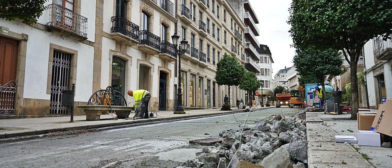 La humanización del centro llega a Principal. Las obras de humanización de las dos calles separadas por el Kilómetro 0 de Lalín dieron comienzo ayer en Principal después de que en las últimas semanas se centrasen en Joaquín Loriga, donde fue preciso acometer la separación de pluviales y fecales. El tramo inicial, desde Fonte dos Cabalos, ya dispone de estos servicios desde hace más de dos décadas. El fin de obra llegará con la construcción de una plataforma única en ambas rúas, que no impedirá la circulación de vehículos a diario y solo se restringirá el paso desde el sábado por la tarde hasta la noche del domingo en verano. | BERNABÉ