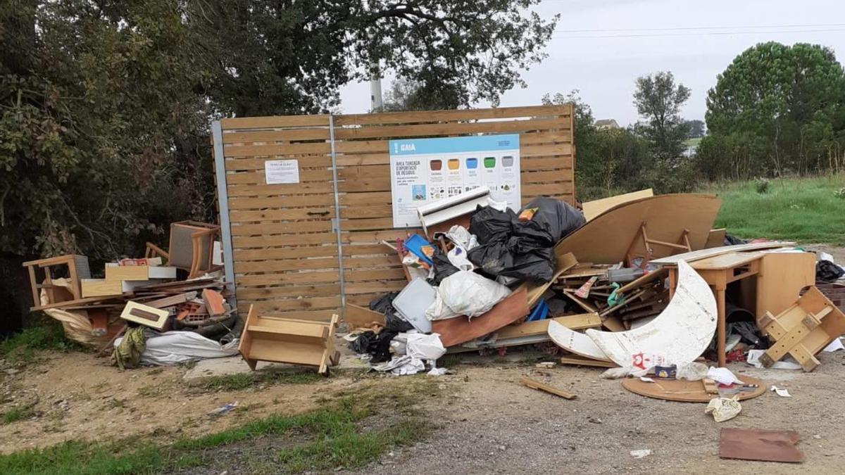 L&#039;àrea de contenidors Gaià, amb tota la muntanya d&#039;objectes.