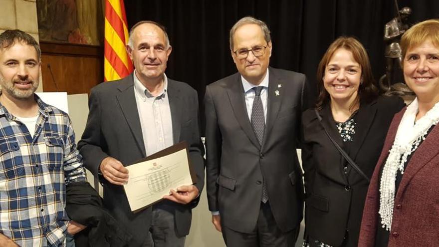 Fotografia del lliurament dels guardons, ahir al Palau de la Generalitat, amb el president, Quim Torra; l&#039;alcalde de Forallac, Josep Sala; el mestre ceramista Josep Matés i les regidores Marta Chicot i Clara Ruiz.