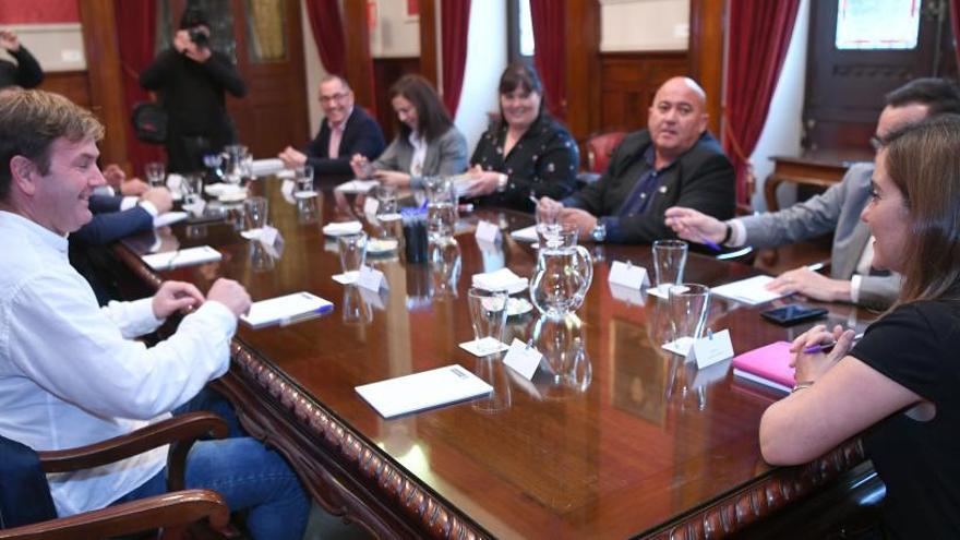 Reunión en María Pita de Inés Rey y los alcaldes de la comarca.