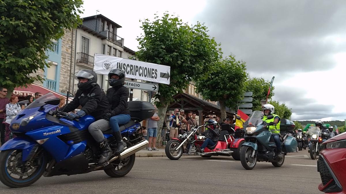 VIDEO Y GALERÍA | Miles de motos rugen en las carreteras de Sanabria