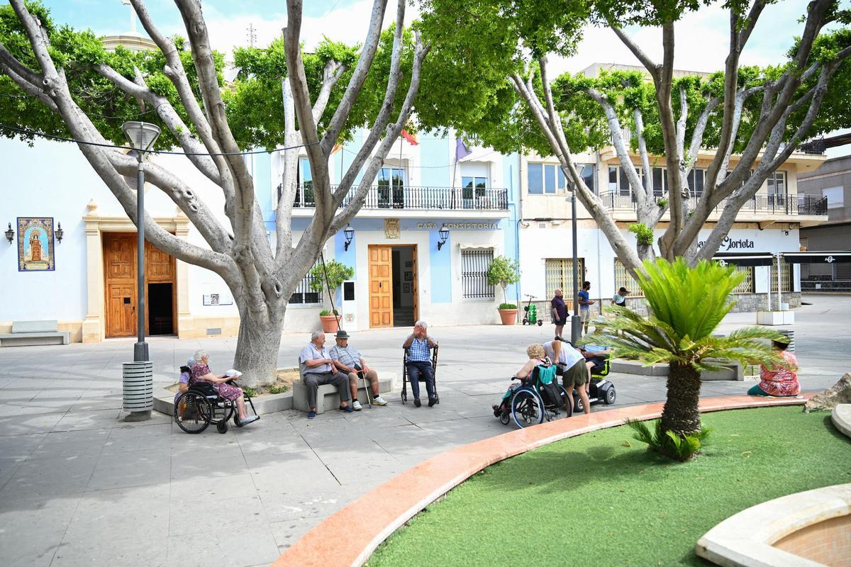 Vecinos de Cox a las puertas del ayuntamiento.