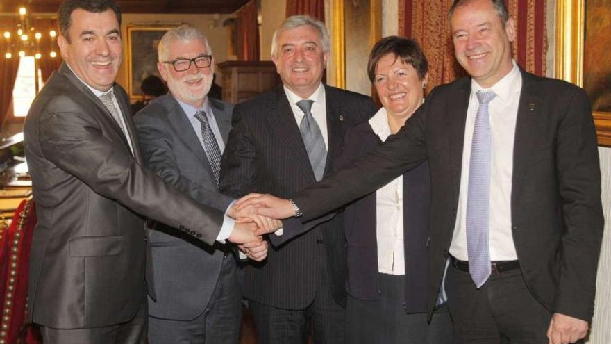 Román Rodríguez, Xosé Luís Armesto, Juan Viaño, Rocío Mosquera y Salustiano Mato, ayer, en el Rectorado de Santiago. // Xoán Álvarez