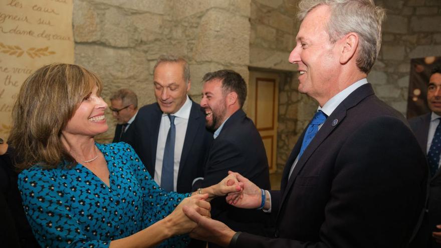 El presidente gallego, Alfonso Rueda, conversa con Nava Castro, ayer, en el Balneario de Mondariz.