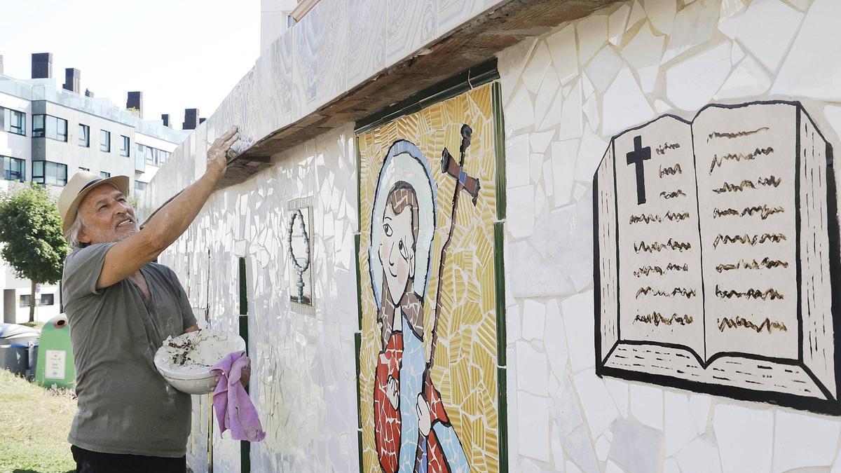 Julio Ferreira xunto ao mosaico na Igrexa de Santa Marta en Santiago.