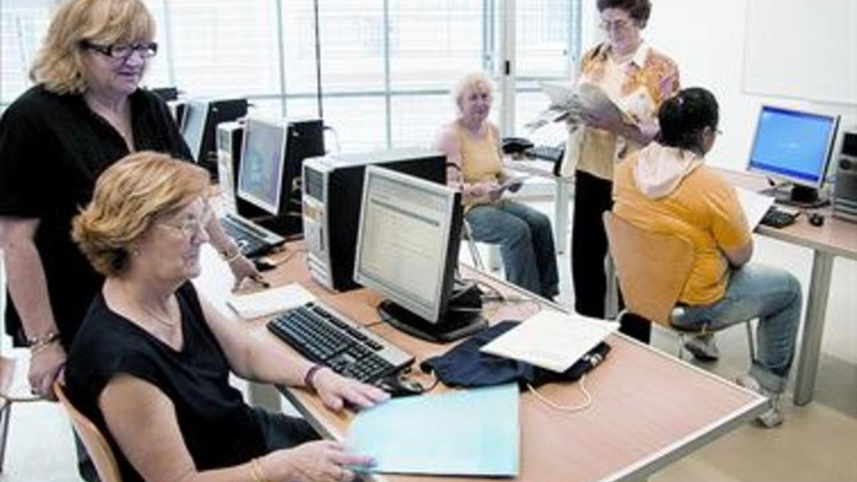 Cinco mujeres, en el taller de infrmática del centrpo cívico Ton i Guida, el pasado 29 de junio.