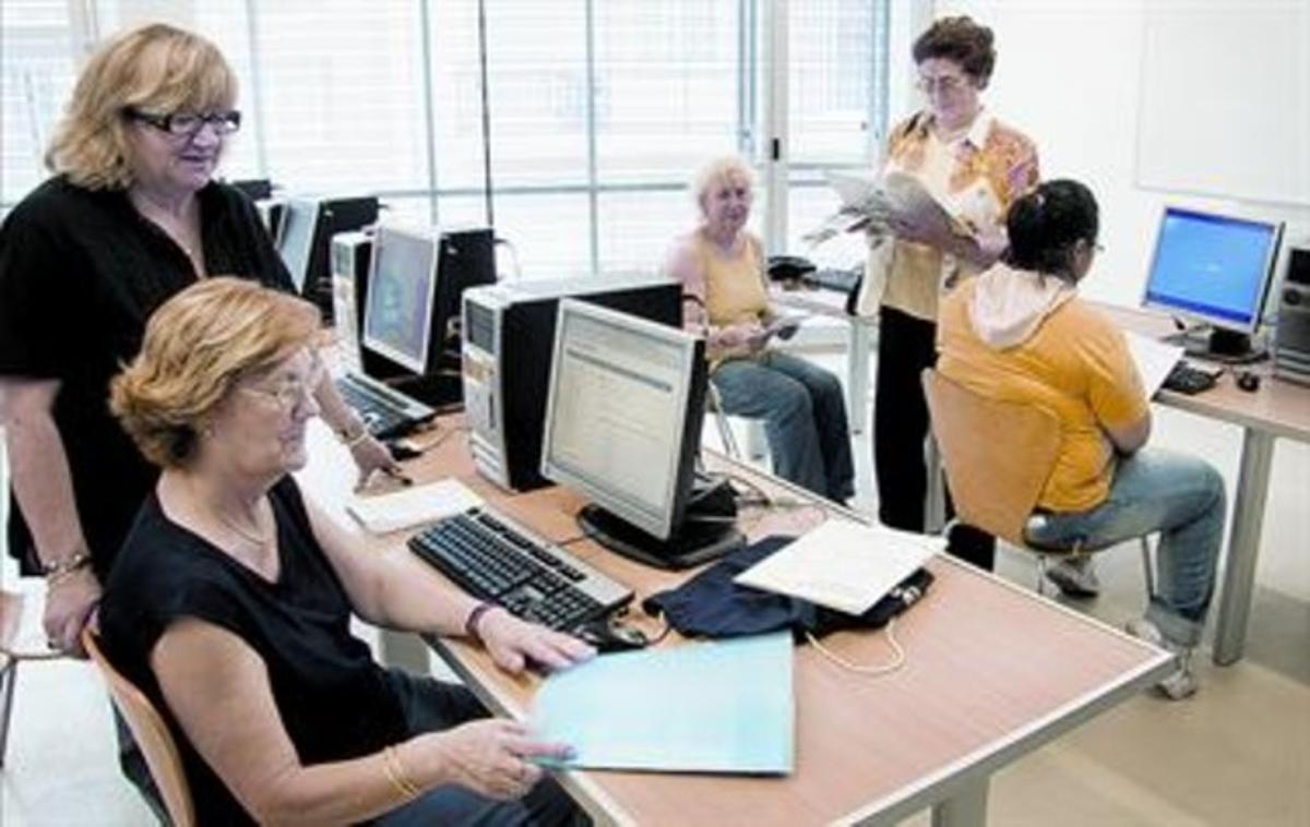 Cinc dones, al taller d’informàtica del centre cívic Ton i Guida, el 29 de juny passat.