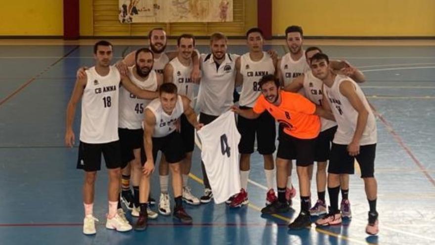 El equipo sénior del CB Anna celebra el triunfo en el inicio liguero.