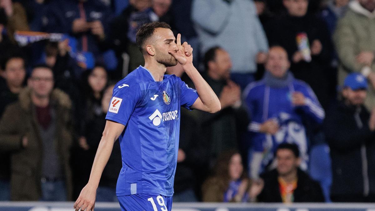 Borja Mayoral, delantero del Getafe, celebra su tanto frente al Granada para coliderar la tabla de goleadores de LaLiga.