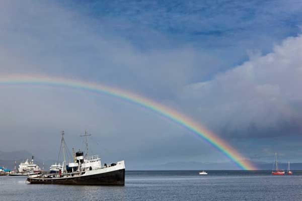Barco en el canal Beagle, frente a las costas de Ushuaia.