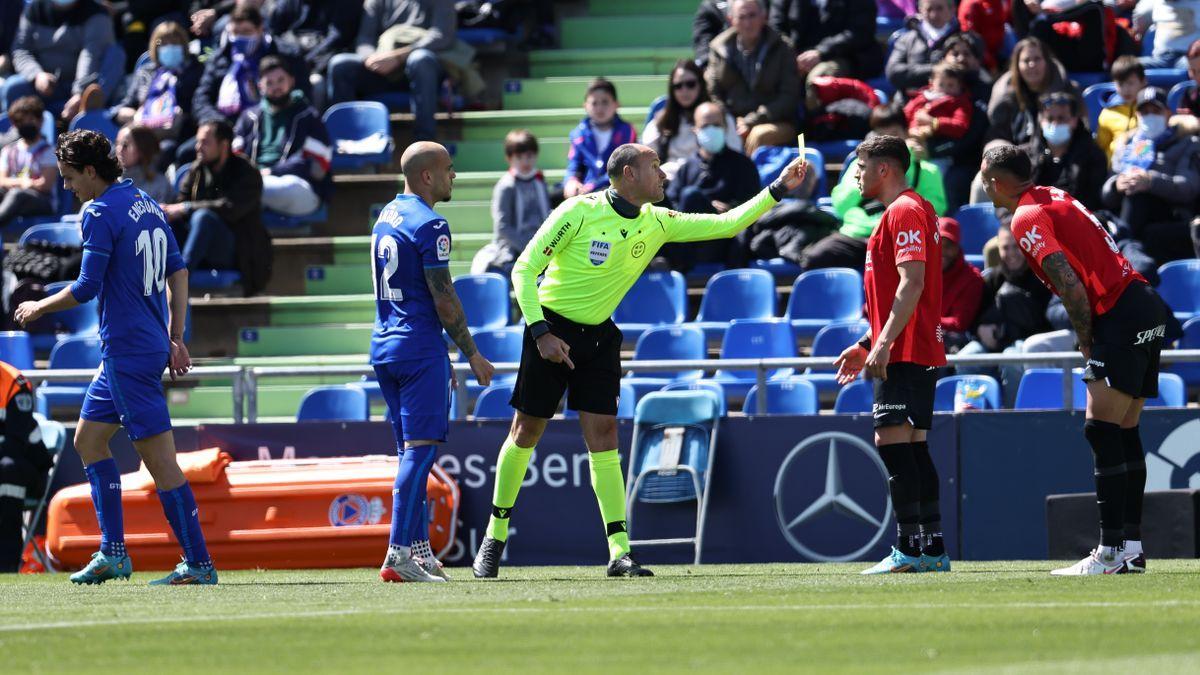 Mateu Lahoz muestra la segunda amarilla a Russo.