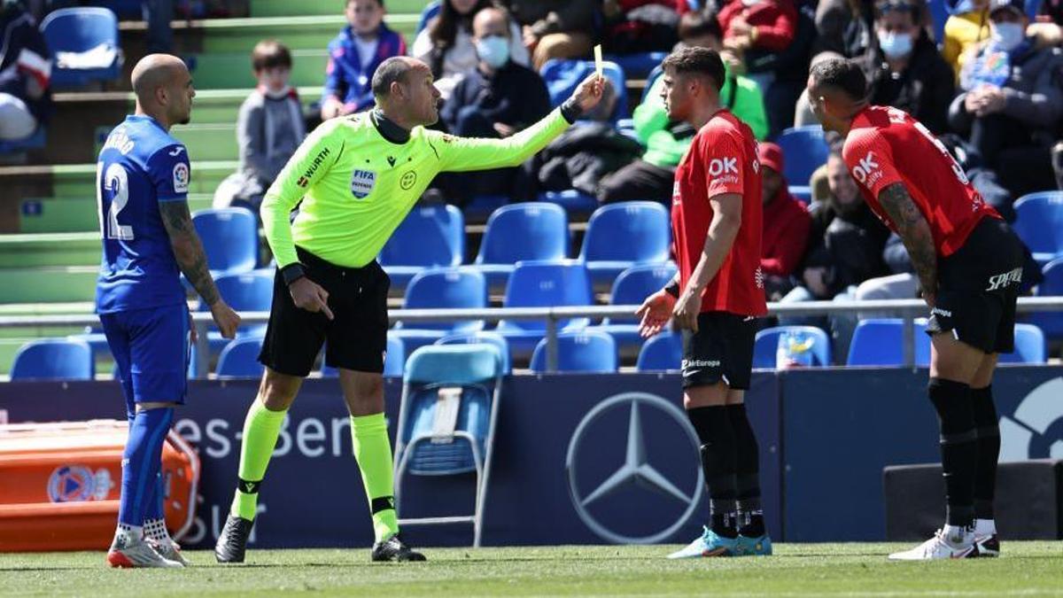 Mateu Lahoz muestra la segunda amarilla a Russo