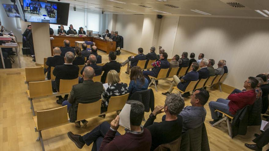 Los 34 acusados del Brugal, en la primera sesión del juicio en la Audiencia Provincial de Elche.