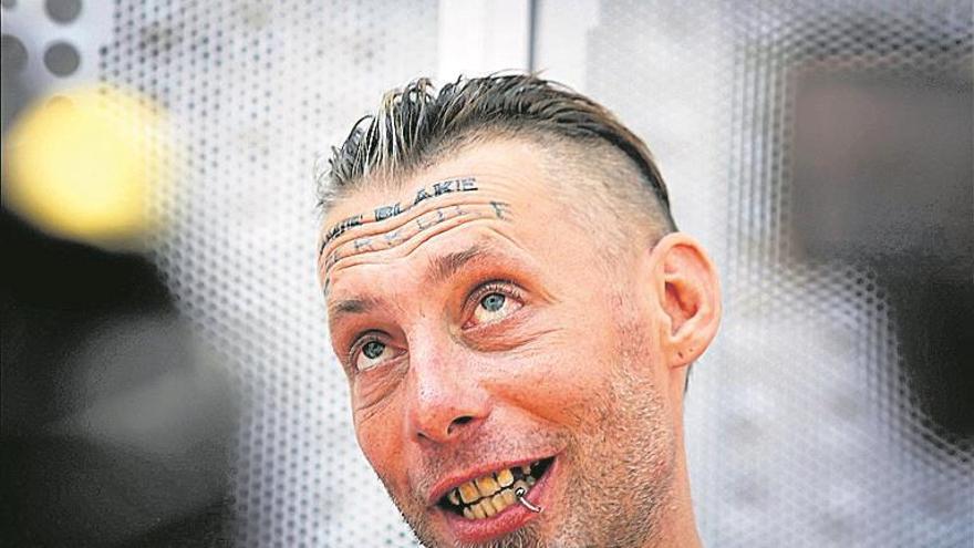 El sintecho polaco tatuado en la frente denuncia los hechos