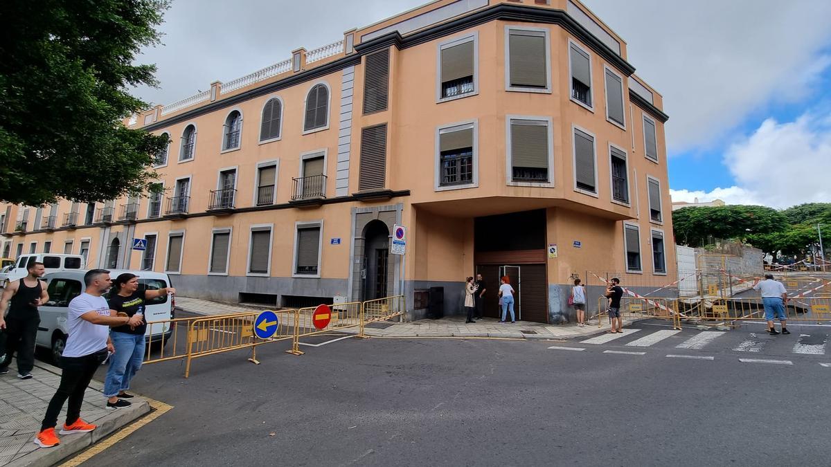 Socavón en una calle de La Cuesta durante la DANA del pasado lunes.