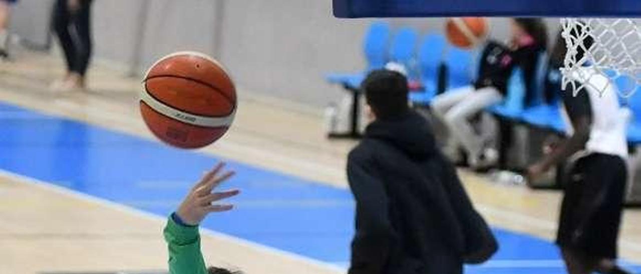 Noguerol lanzando a canasta en un entrenamiento. // Gustavo Santos