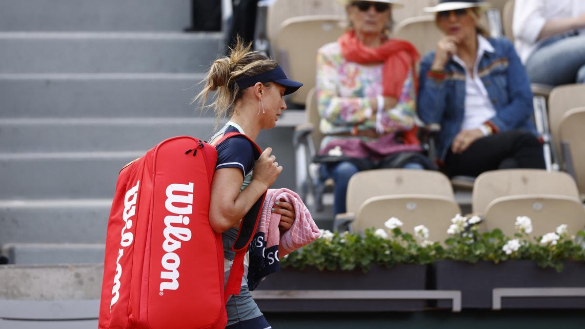 Paula Badosa, al retirarse de su partido en Roland Garros.