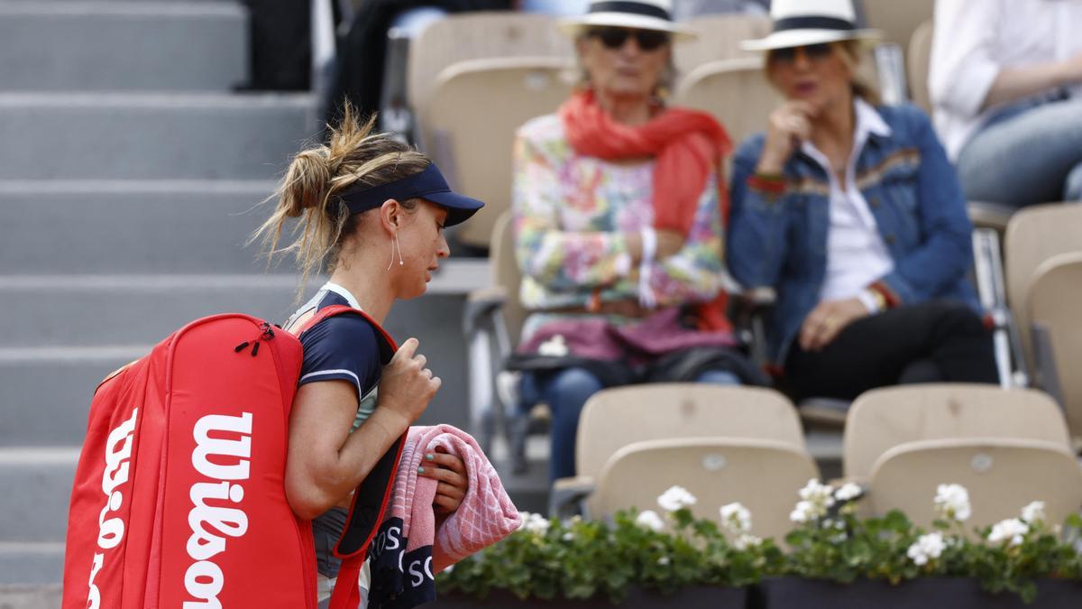 Paula Badosa, al retirarse de su partido en Roland Garros.