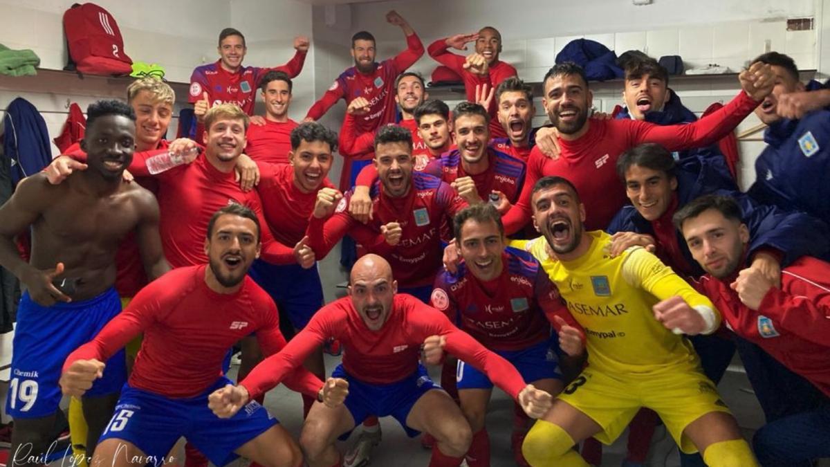Los futbolistas del Tarazona celebran la victoria en el derbi.