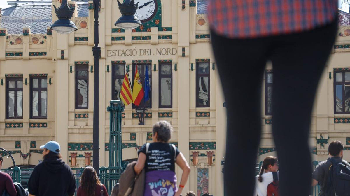 Llegada y salida de viajeros en la Estación del Norte antes y después de la mascletà de hoy