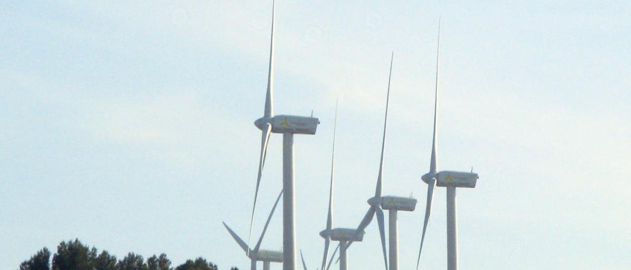Aerogeneradores de un parque eólico en Buñol.