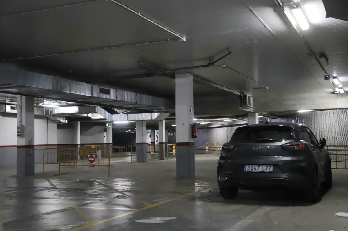 El parking subterráneo del Castilla del Pino, cerrado tras el incendio.