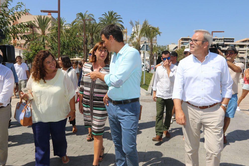 Pedro Sánchez pasea por el puerto de Ibiza