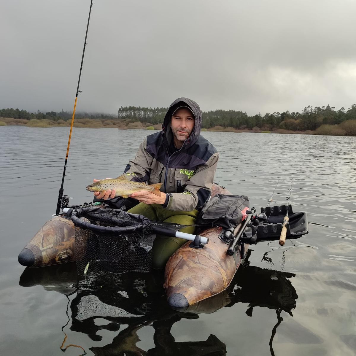 Un pescador en plena faena.