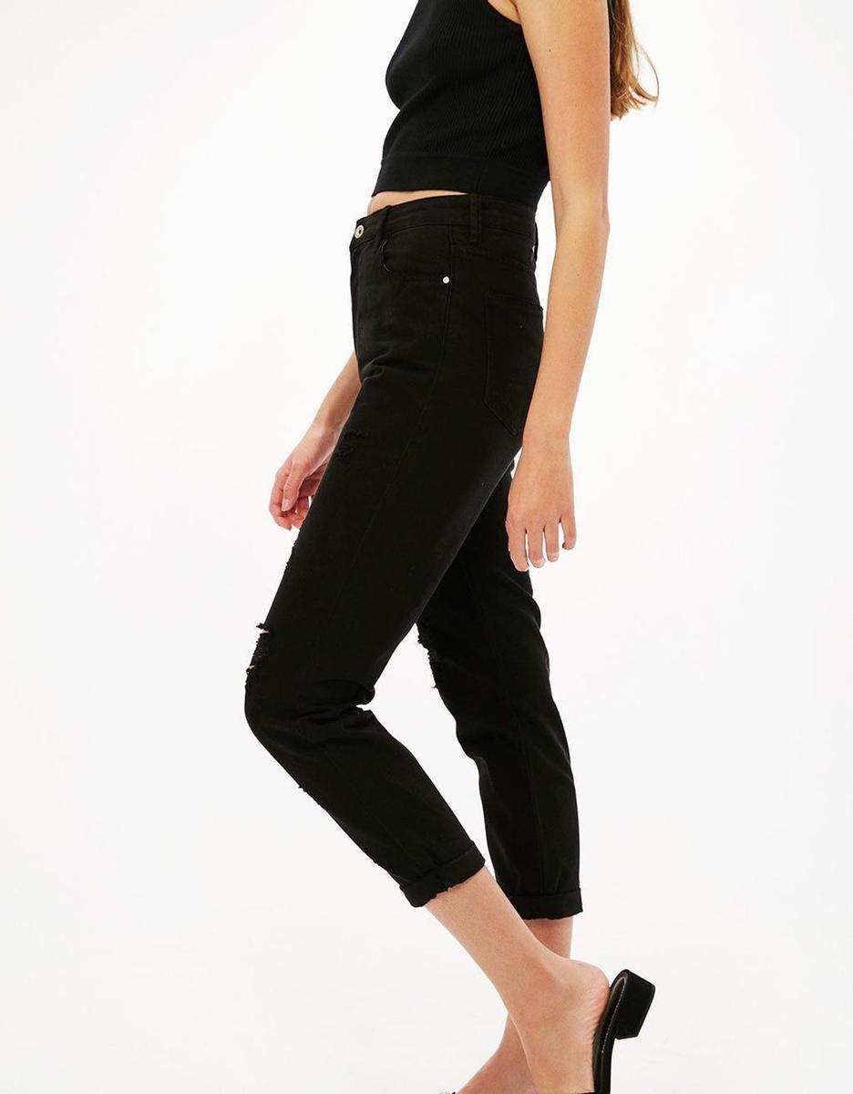 Pantalón negro con rotos (Precio: 9,99 euros)