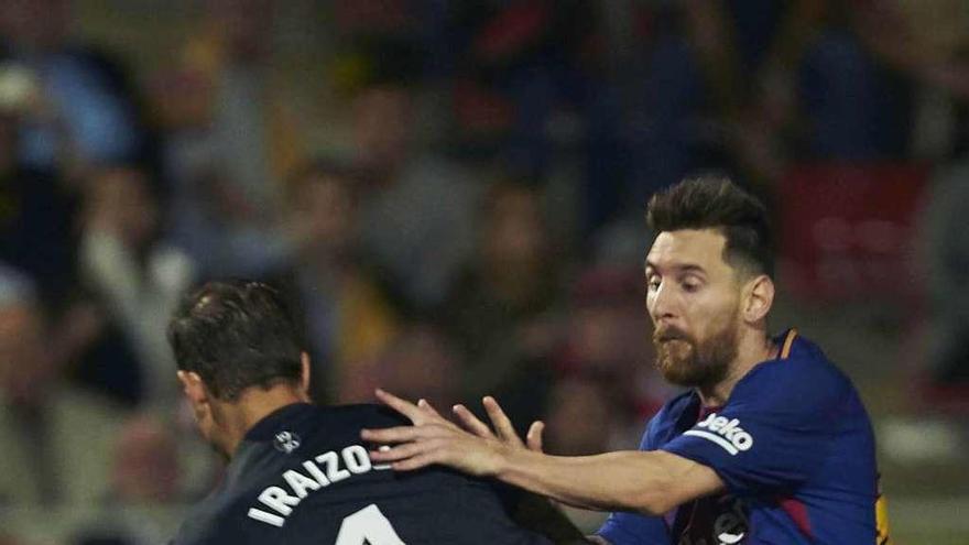 Leo Messi y Gorka Iraizoz pugnan por un balón, ayer en el estadio de Montilivi. // Alejandro García