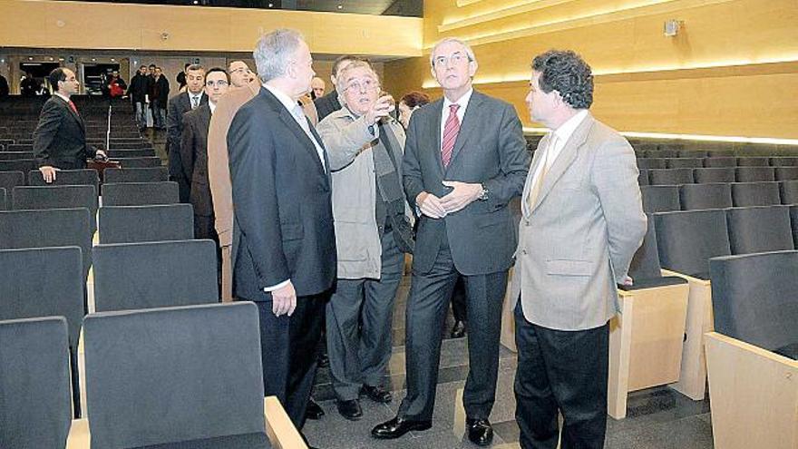 El arquitecto explica a Romeu, Touriño y Lores las singularidades del auditorio.