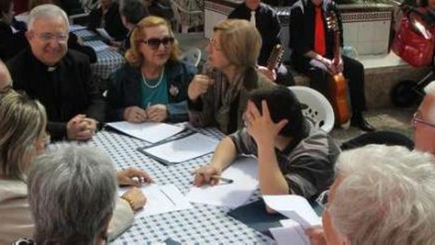 El obispo Jesús Murgui con un grupo de voluntarios ayer en Petrer.