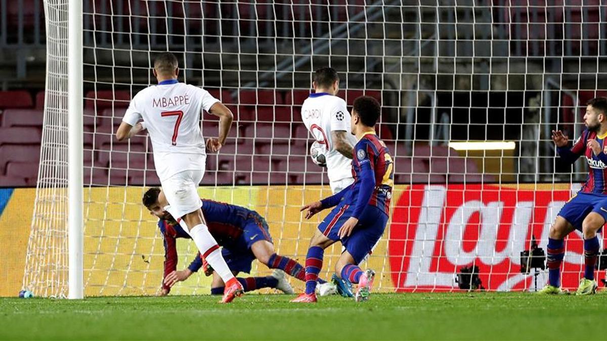 Mbappé marcando uno de los goles del PSG ante el Barça