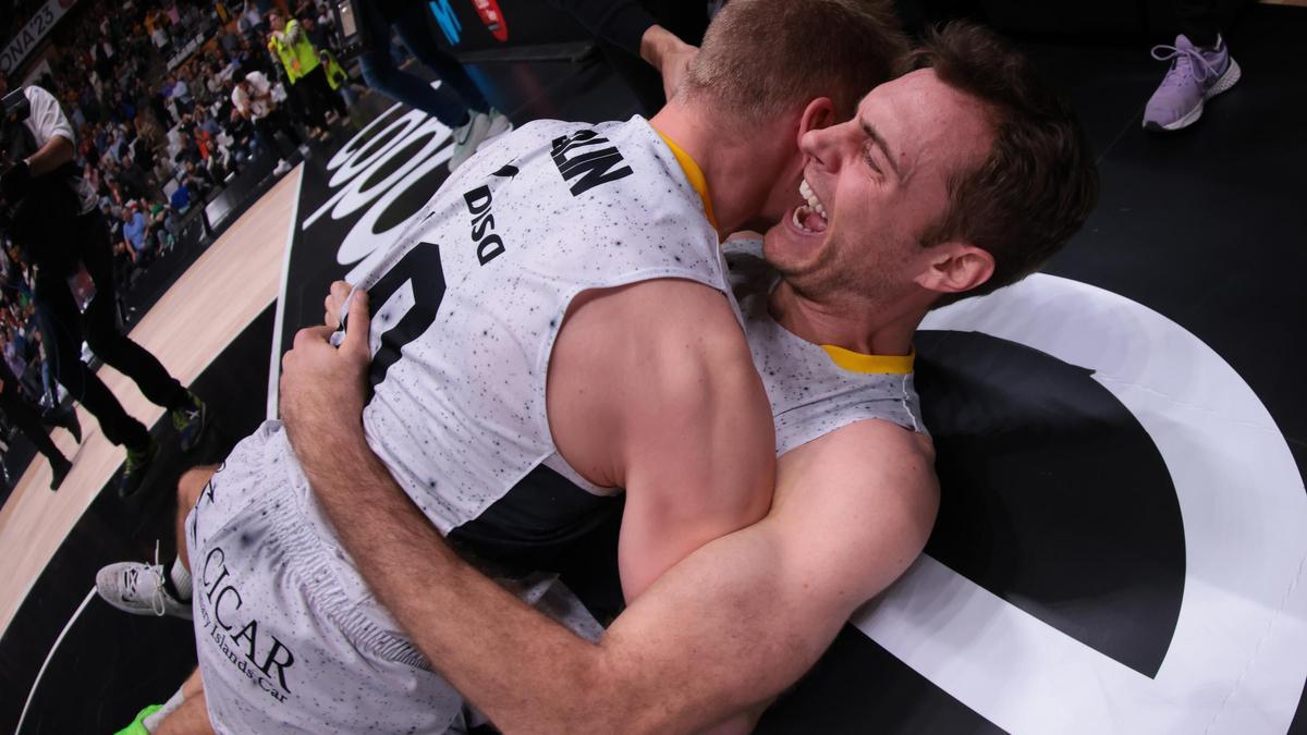 Salin se abraza a Abromaitis tras la clasificación del Lenovo Tenerife para la final de la Copa del Rey.