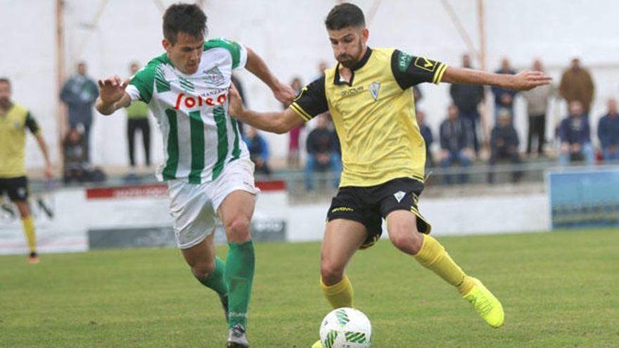 El capitán marbellí Javier Añón, durante una de las acciones que protagonizó en El Palmar.