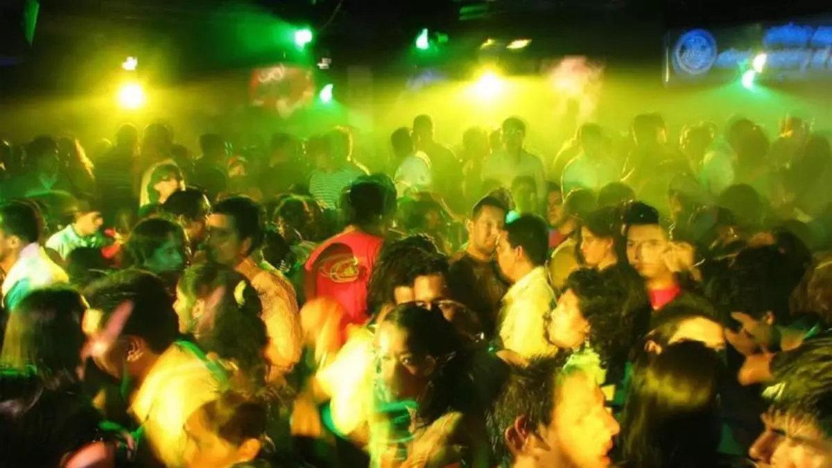 Personas de fiesta en una discoteca.