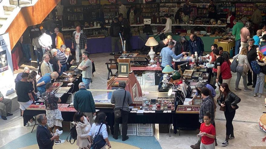 La Plaza Elíptica reúne este fin de semana a más de 30 expositores en la Feira de Antigüedades y Vintage