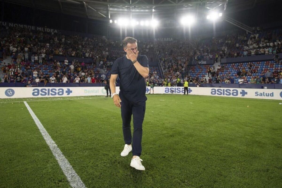 Luis García tras ascender con el Alavés en el Ciutat de València.